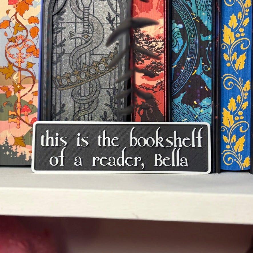 3d Printed Shelf Sign - "This is the bookshelf of a reader" - Pretty Petty Co
