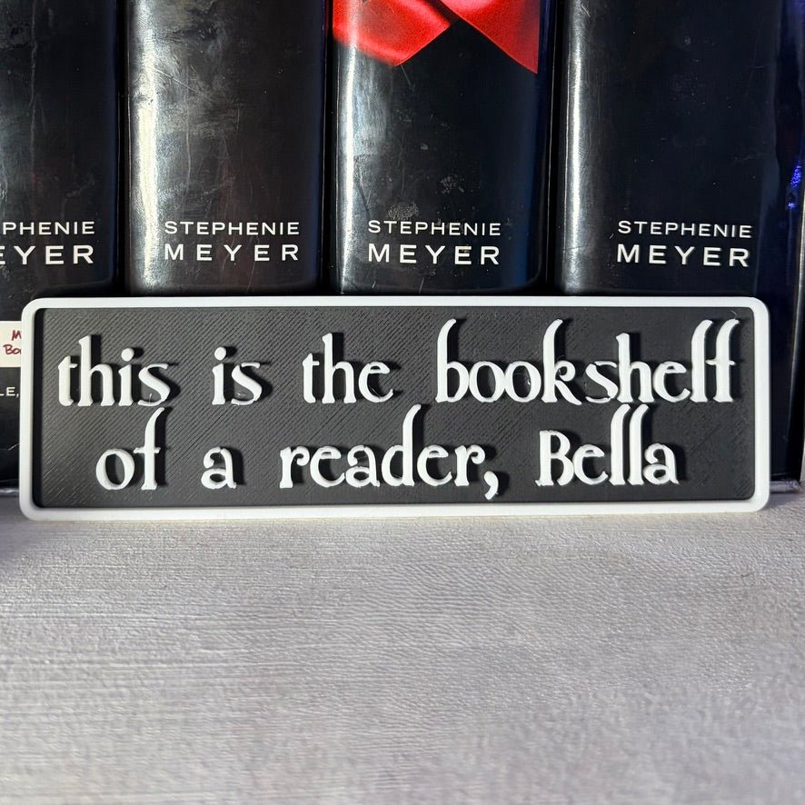 3d Printed Shelf Sign - "This is the bookshelf of a reader" - Pretty Petty Co