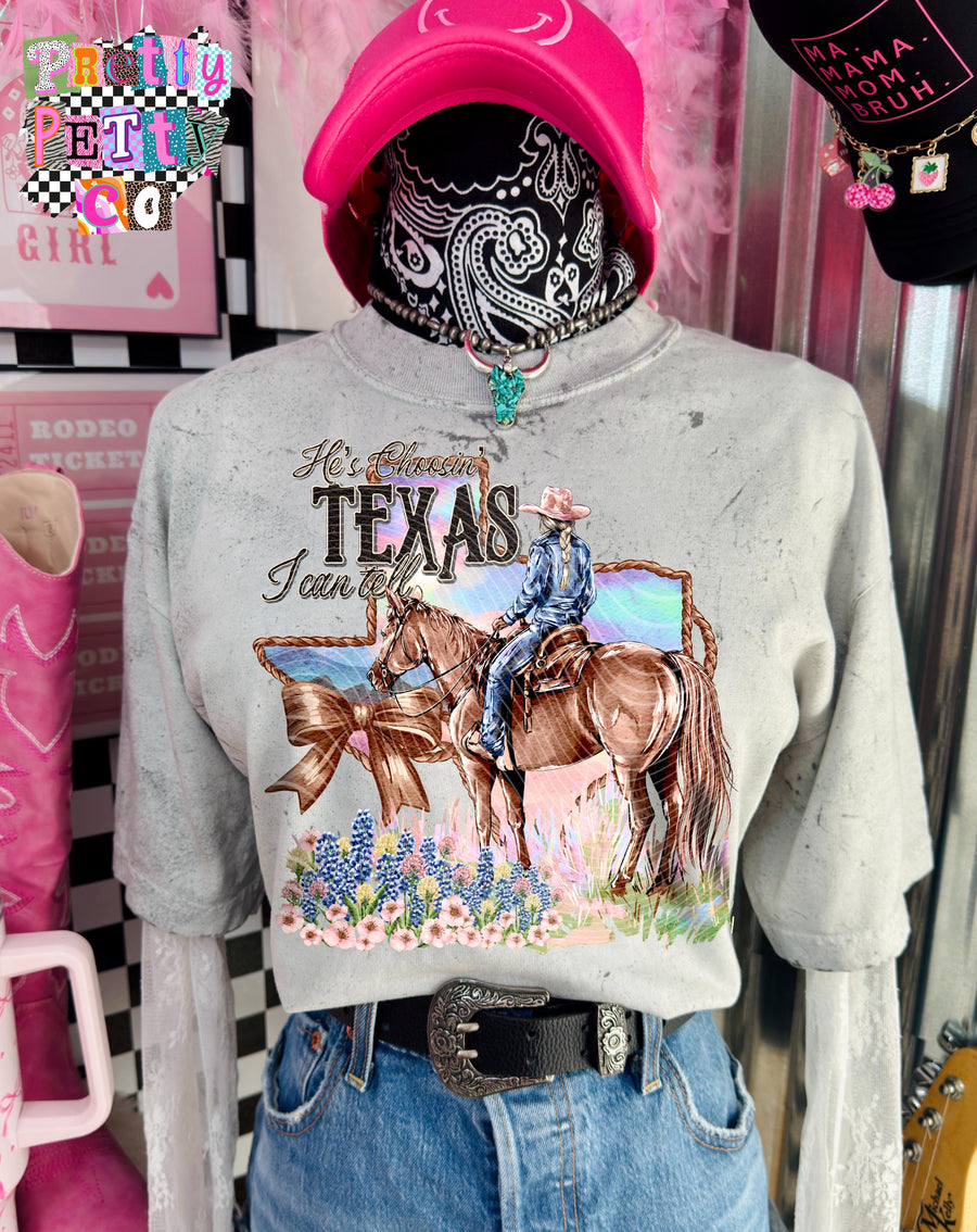 He’s Choosin’ Texas I Can Tell Shirt – Country Song Lyrics Graphic Tee for Women & Fans - Pretty Petty Co