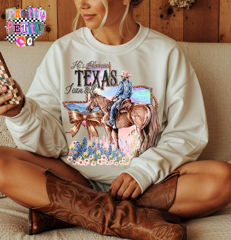 He’s Choosin’ Texas I Can Tell Shirt – Country Song Lyrics Graphic Tee for Women & Fans - Pretty Petty Co
